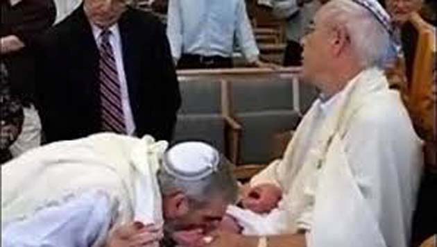 rabinos_chupa Rabinos realizan circuncisiones que implican chupar el pene del bebé