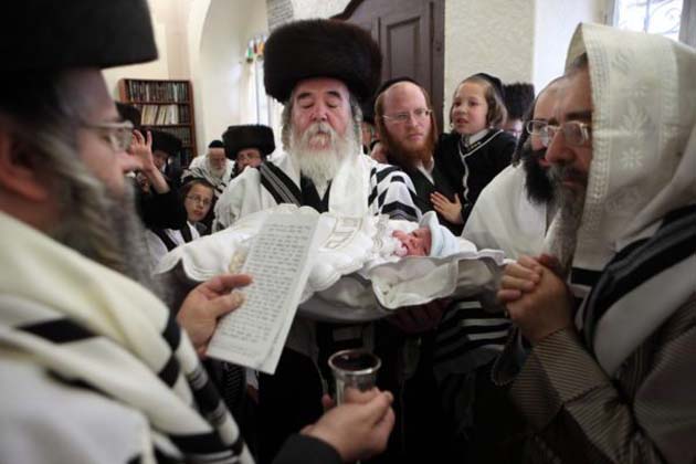 rabinos_pene Rabinos realizan circuncisiones que implican chupar el pene del bebé