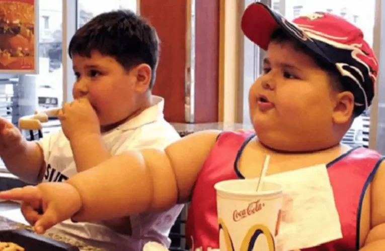 Los médicos advierten que comer hot dogs causa leucemia