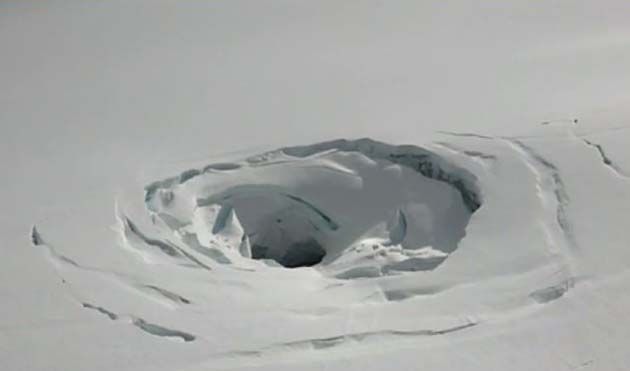 Aparecen agujeros gigantes en el glaciar de Islandia