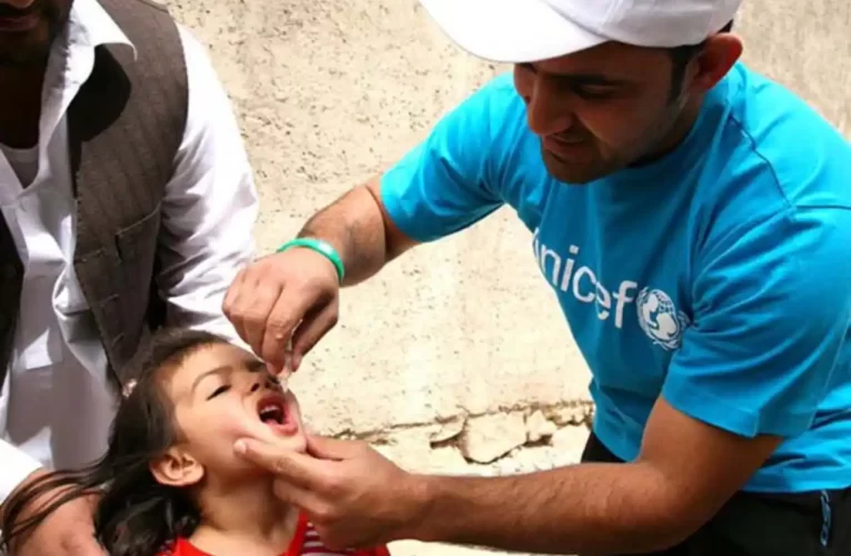 ONG UNICEF información: las vacunas son la causa del brote de poliomielitis en Siria