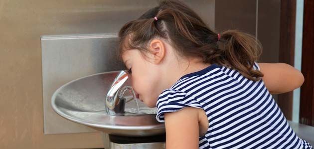 Los niños con TDAH que toman agua del grifo sufren más TDHA en una tasa más alta