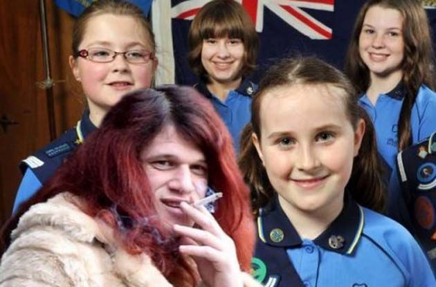 Reino Unido: permiten a adultos transexuales bañarse con niñas Scouts