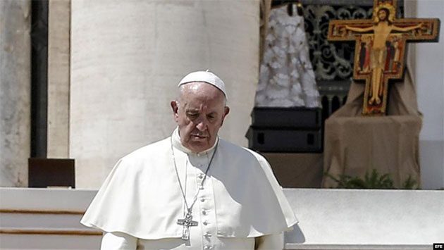 papa_dolor Francisco reduce condena de sacerdores: ordenó que recen el Ave María para recibir el perdón de Dios