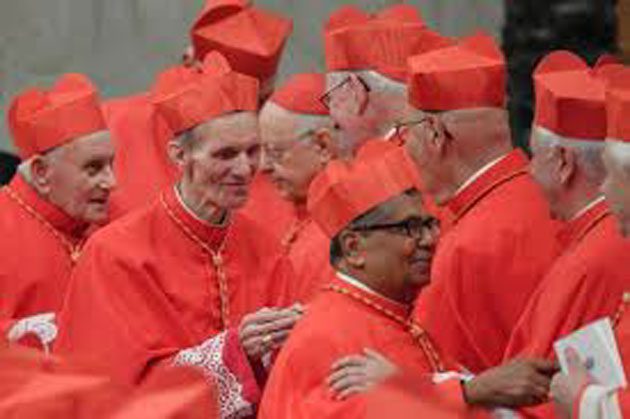 sacerdotes-1 Fueron denunciados funcionarios del Vaticano