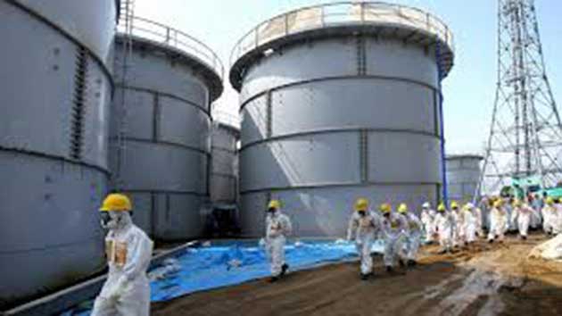 japon_empleados Agua radiactiva: el funcionamiento de los tanques está cerca de su capacidad