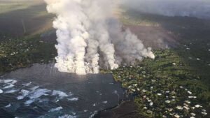 El vapor se elevó desde el lago de agua dulce más grande de Hawai, Green Lake, ya que el flujo de lava evaporó sus aguas.