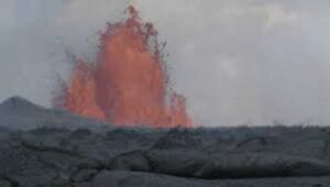 El vapor se elevó desde el lago de agua dulce más grande de Hawai, Green Lake, ya que el flujo de lava evaporó sus aguas.