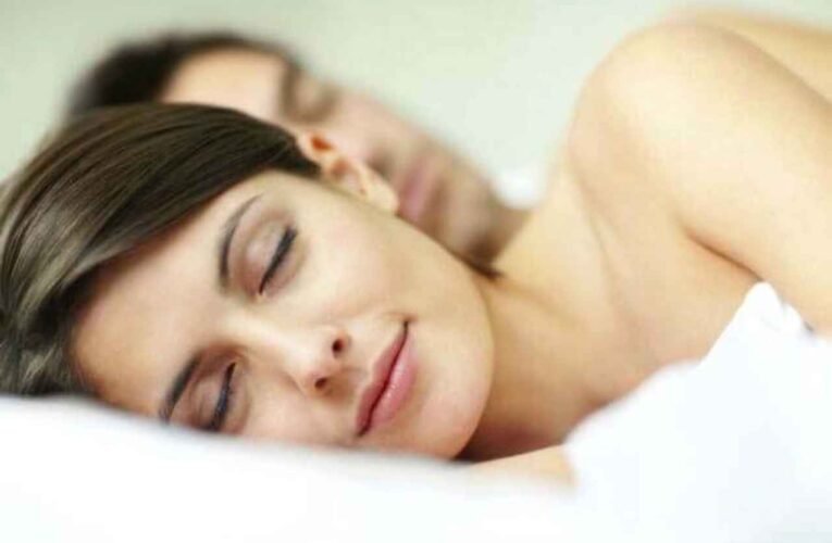 Como combatir el insomnio: dormir sin ropa le da mejor calidad de sueño