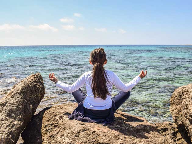 meditar_mar Practicar la meditación por la mañana como un ejercicio sano para la mente