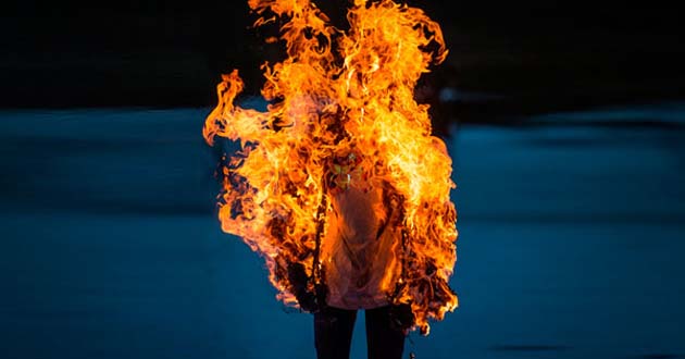 combustion_raro Irrumpe en llamas sin una razón aparente en Inglaterra.