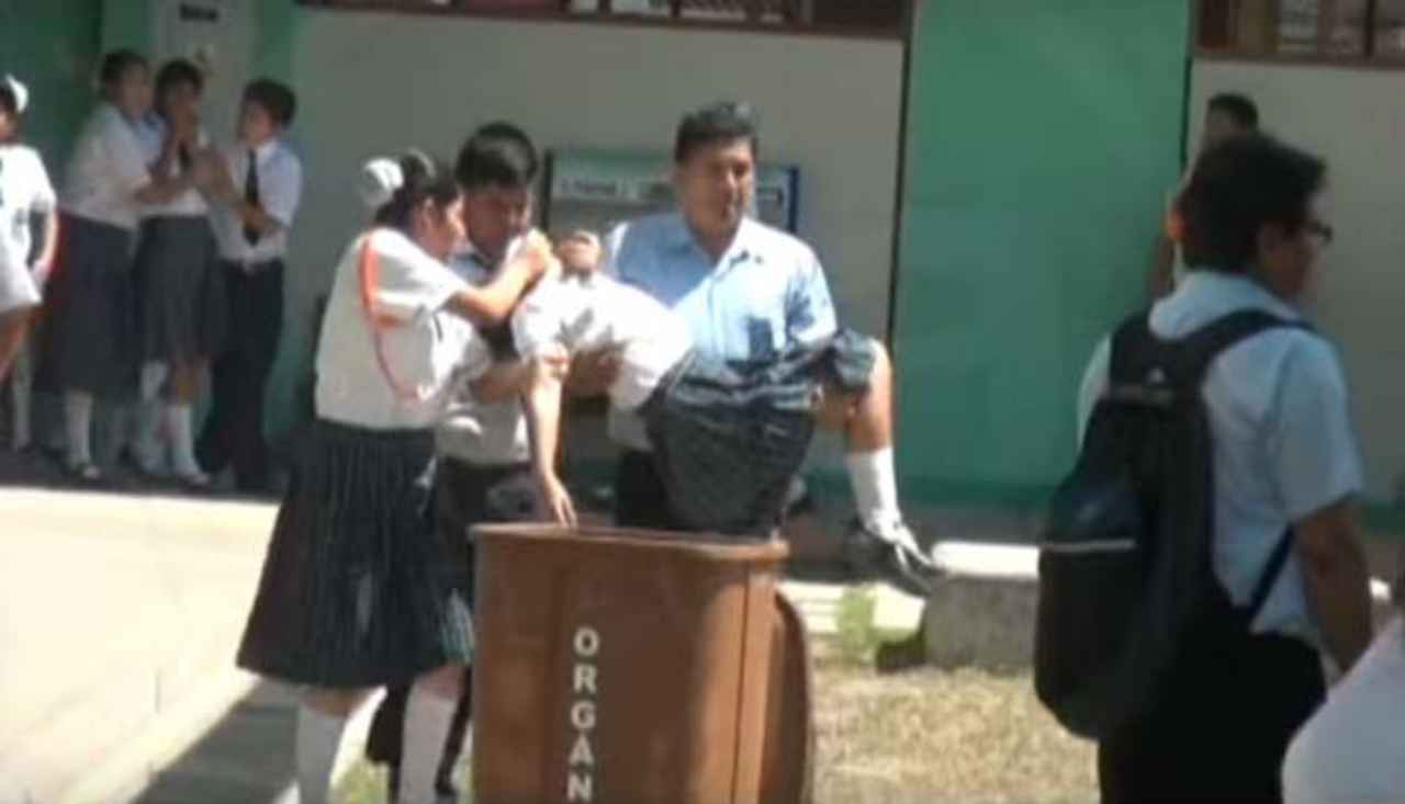 00 Posesión masiva en una escuela colombiana 00