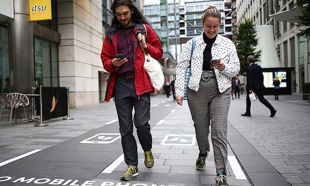 Gran Bretaña abre el primer carril lento para personas que usan teléfonos móviles mientras caminan
