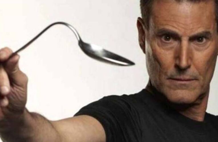 Uri Geller influyó en la victoria de Boris Johnson, con una cuchara energizada