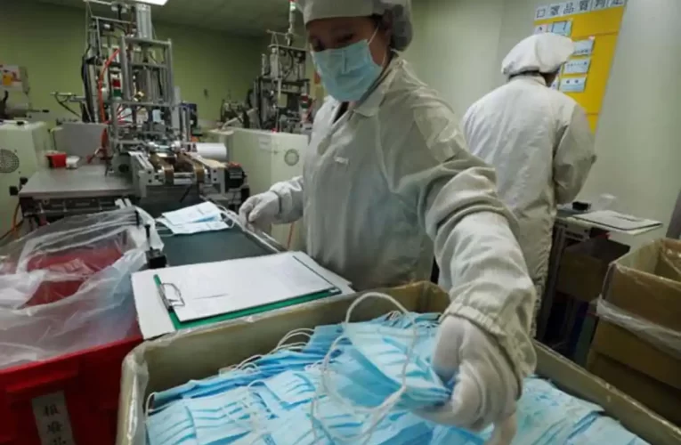 Ciudadanos taiwaneses vigilantes hacen cola durante 12 horas para comprar una caja de mascarillas
