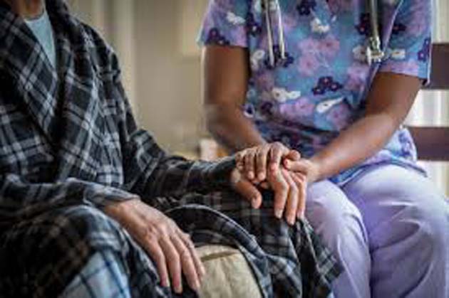 Las infecciones y muertes en hogares de ancianos siguen aumentando
