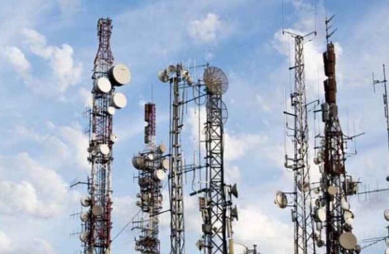 Queman torres 5G por temor a que estén empeorando el brote de coronavirus