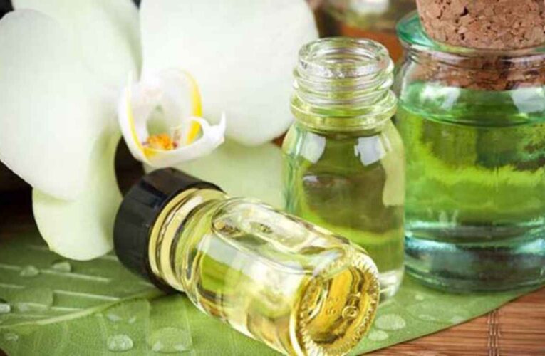 Use aceite de neem para tratar afecciones de la piel como el acné y el eccema