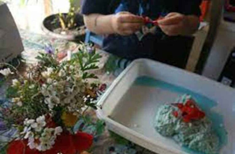 Cómo hacer papel con semillas que pueda convertirse en plantas para su jardín de supervivencia