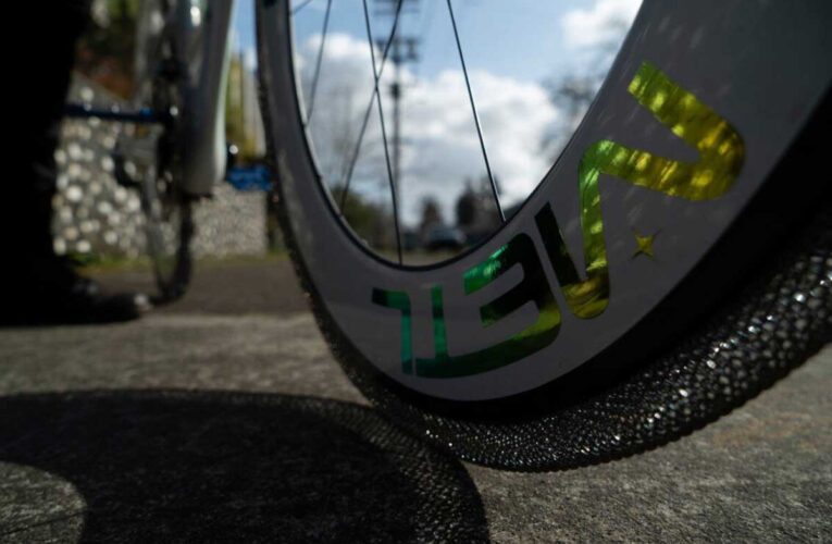 Neumáticos de titanio utilizados en naves espaciales rediseñados para bicicletas
