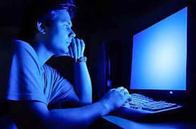 luz_computadora Los efectos dañinos de la luz azul empeoran con la edad, revela un estudio