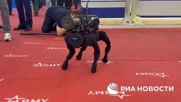 perro-1 Ejército ruso estrena perro robot con lanzagranadas atado a la espalda
