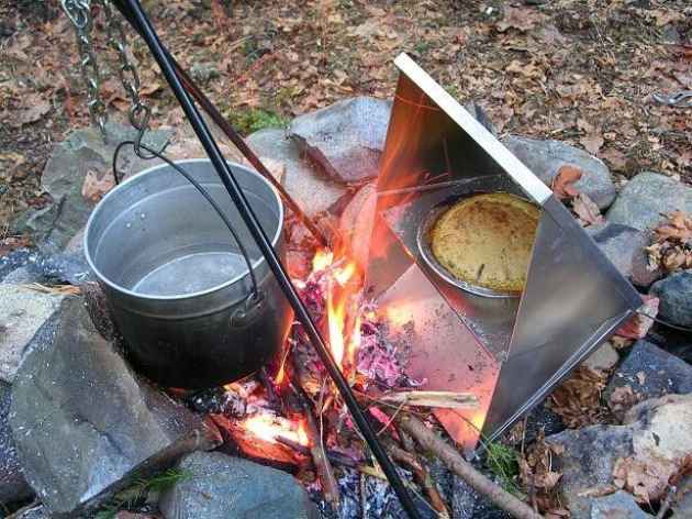 horno_fogata Un horno reflector le permite cocinar uniformemente al aire libre