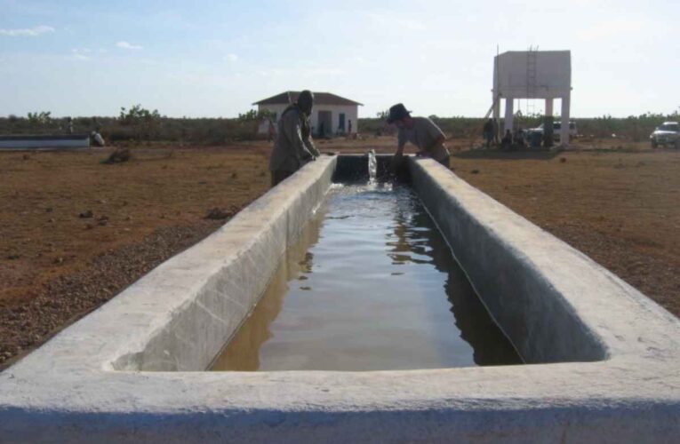 Cómo configurar un sistema de agua alimentado por gravedad