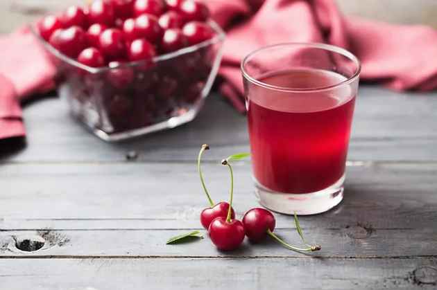 cereza_jugo El jugo de cereza ácida puede ayudar a reducir el riesgo de enfermedades cardíacas