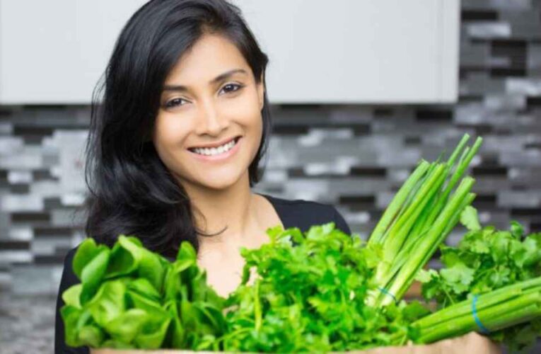 Comer verduras de hoja verde